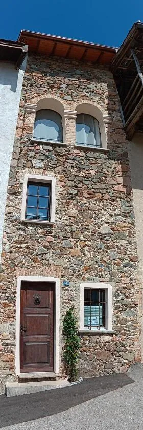 Antica torre del castello Casa Ceresiana，位于Carabietta的酒店
