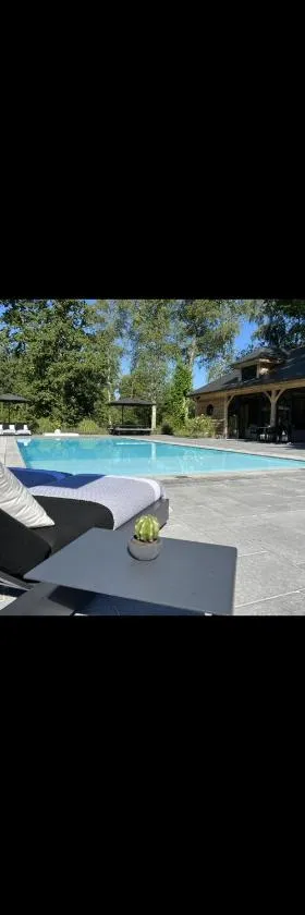 Magnifique chalet en bois avec piscine et jacuzzi，位于Court-Saint-Étienne的酒店
