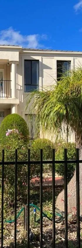 Pleasant Private Room in Taylors Lake Near Melbourne Airport，位于Taylors Lakes的酒店