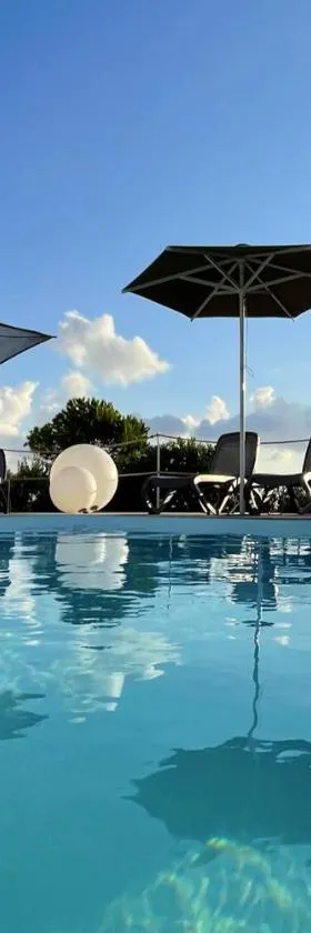 Hermoso Luxury Suites，位于莫诺利索斯的酒店