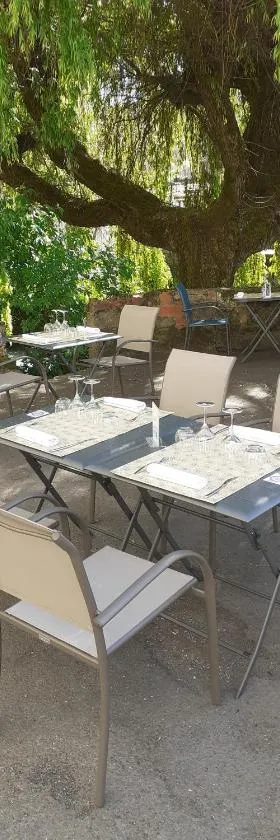 Logis Hôtel Restaurant La Vieille Auberge, Art and Gallery，位于苏亚克的酒店