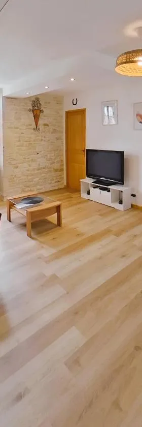 Logement cosy parking privé situé au cœur du village，位于Reviers的酒店