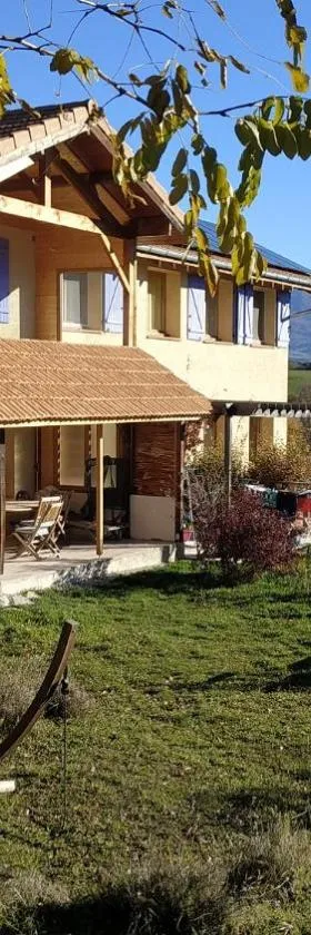 Noyers du Soleil, Chambre d'hôte avec petit déjeuner à proximité de Gap，位于La Bâtie-Vieille的酒店