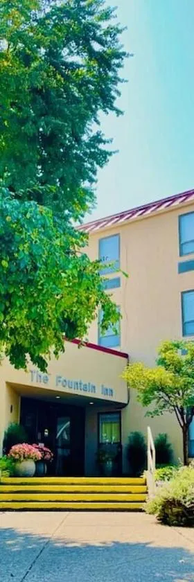 The Fountain Inn，位于Lakeside的酒店