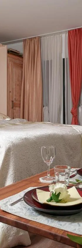 Ruhiges Studio in der Villa Musica mit privatem Sitzplatz & Gemeinschaftspool，位于伦茨堡的酒店