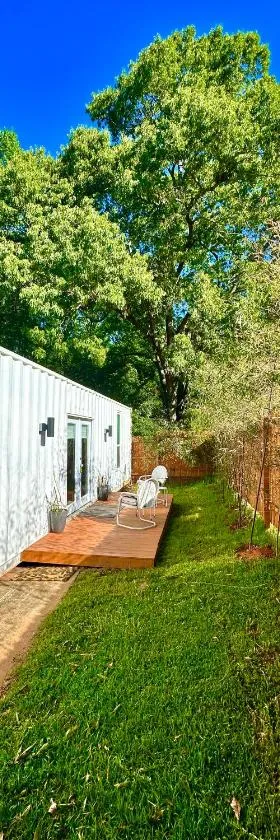 Nomehaus shipping container studio residential neighborhood ATHENS，位于阿森斯的酒店