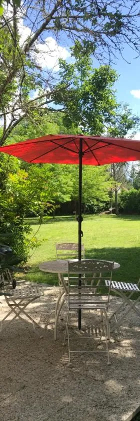 Chateau De Grenier Apartment，位于Saint-Léger的酒店