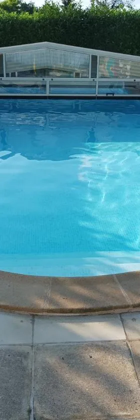 Maison de campagne avec piscine，位于勒布朗的酒店