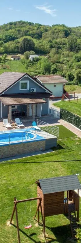 CVETKOVA HIŽA sa JACUZZIJEM，位于图赫尔斯克利普利采的酒店