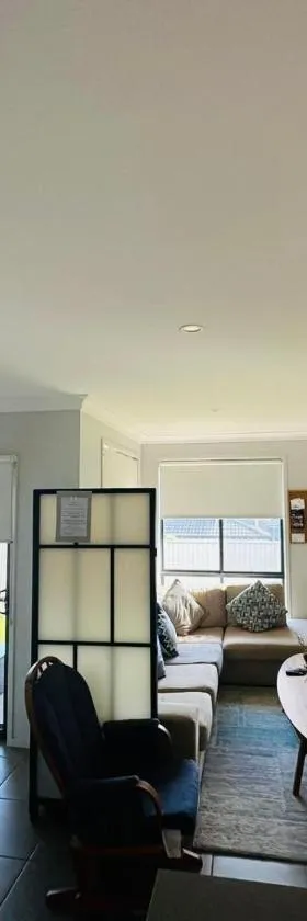 Sydney Stay - 5 Bedroom with AC, Study and TVs，位于West Hoxton的酒店