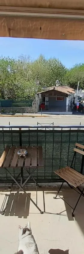 Bel appartement à 400 mètres de la rivière de l'Ardèche et de Vallon-Pont-d'Arc，位于萨拉瓦的酒店