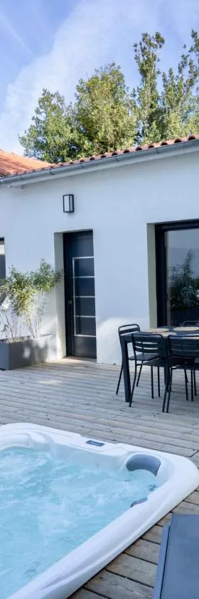 Maison T4 Climatisée avec Jacuzzi à Lagord，位于拉戈尔的酒店