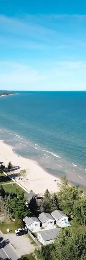 Beach Club of Oscoda Garden Cottage on the Lake，位于Oscoda的酒店