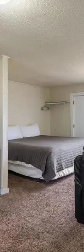 King Suite with Scenic Views at Fife Lake Lodge，位于Fife Lake的酒店