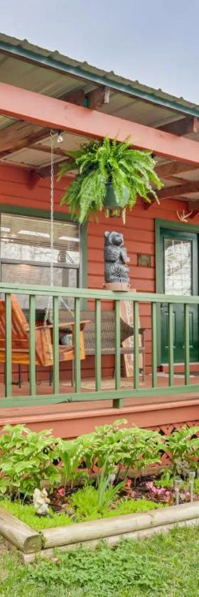 Cozy Pelsor Cabin with Mountain and Valley Views!，位于Lurton的酒店