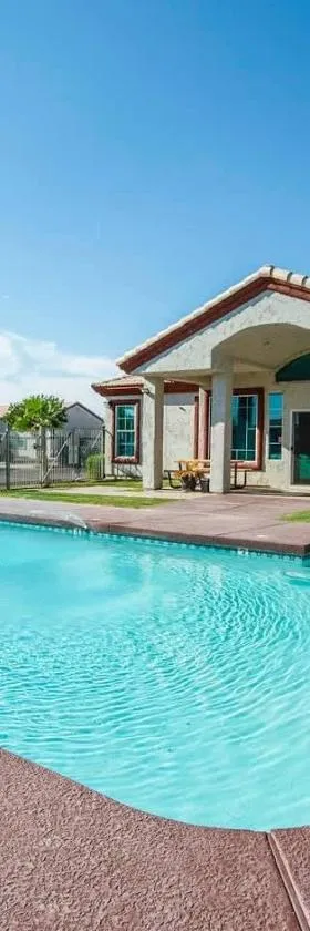213- 2BR Apartment in Coolidge, AZ w heated pool, gym，位于Coolidge的酒店