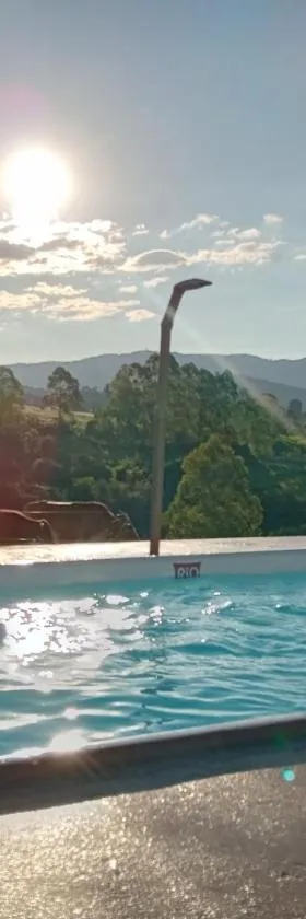 Sítio Âmbar - Piscina, Wi-fi e lago de pesca !，位于兰巴里的酒店