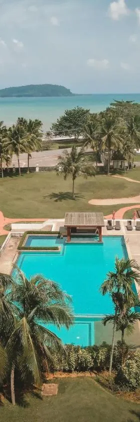 The Nouveau Chumphon Beach Resort And Golf，位于春蓬的酒店