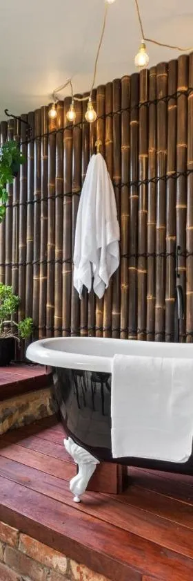 Mrs Percivals heritage luxury and romance with outdoor deep soak tub，位于维克多港的酒店
