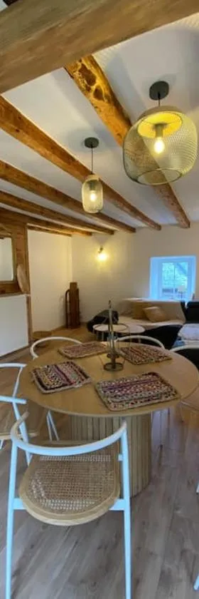 L'ancien Hôtel du vieux Cèdre，位于阿罗的酒店