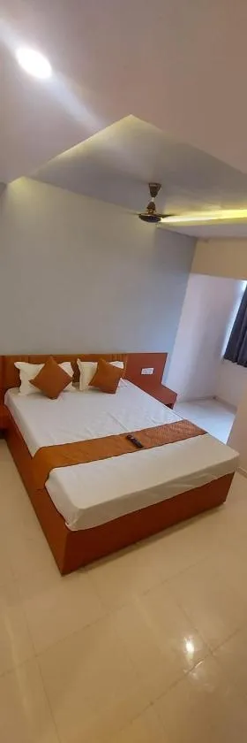 Hotel Kapish International Solapur 400 mts from Bus Stand and 500 mtr from railway station，位于索拉普的酒店