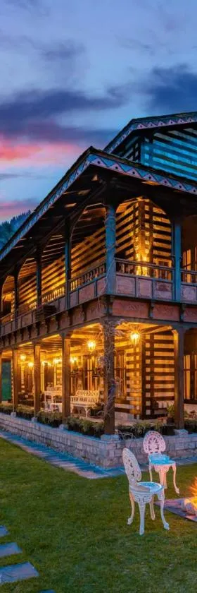 StayVista at Snowdrop House - 5BR Pet Friendly Villa on Main Highway Manali，位于Bashist的酒店