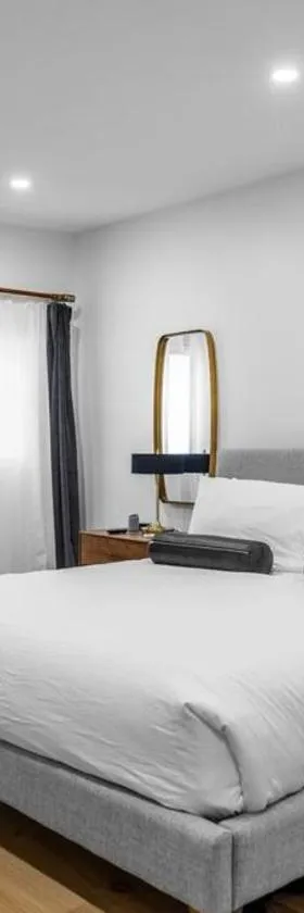 King Bed, Historic DTWN Hotel, Fiber Internet, Room # 404，位于班戈的酒店