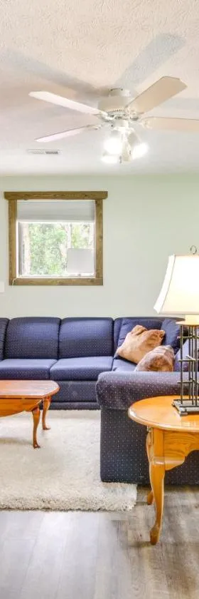 Cottage with Yard and Grill about 21 Mi to Hocking Hills!，位于Nelsonville的酒店