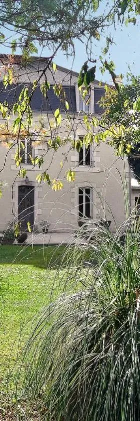 Demeures ressourçantes - Le Vallon，位于Saint-Martin-de-Saint-Maixent的酒店
