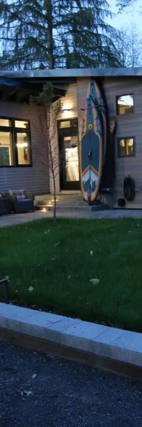 Luxe Lake Cabin Hot tub Grill Firepit EV charger，位于Onalaska的酒店