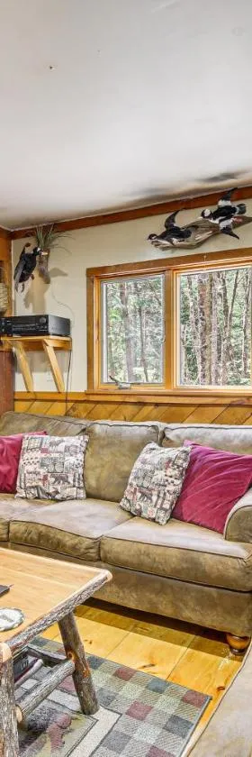 Rustic Searsport Cabin Loft and Sunroom on 10 Acres，位于Searsport的酒店