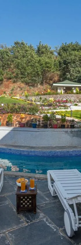 SaffronStays Caramelo - a private heated swimming pool villa with Jacuzzi nestled amidst beautiful landscaping and gardens in Lavasa，位于拉瓦萨市的酒店
