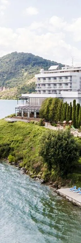 Hotel Eurobus，位于卡鲁扎的酒店
