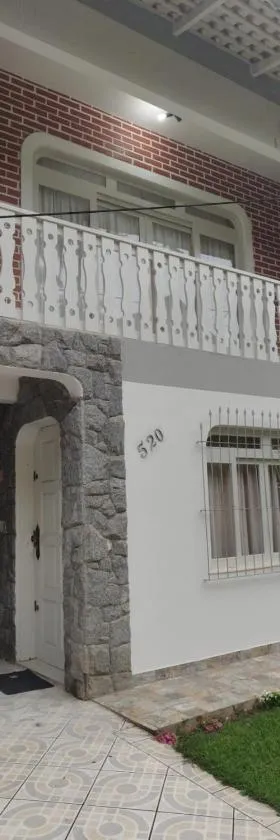 Casa de 2 Pavimentos Inteira com garagem，位于布卢梅瑙的酒店