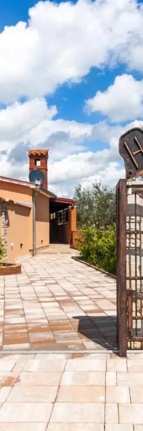 Industrial style studio house Eni, with Parking, BBQ, AC in Marčana, Ferienwohnung，位于马尔卡纳的酒店
