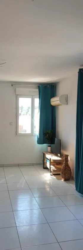 Appartement cosy，位于Uchaud的酒店