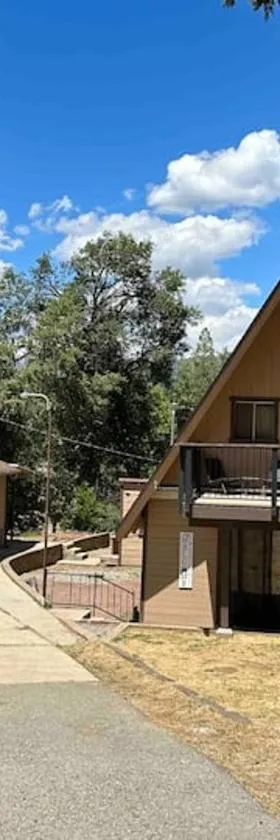 Knotty Pines Lodge，位于Bass Lake Annex的酒店