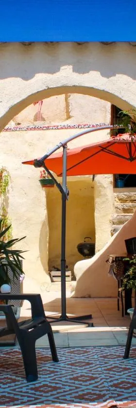 Gîte atypique dans une maison du 18ème siècle，位于Argeliers的酒店
