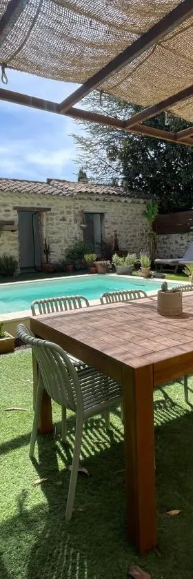 Les Bâtisses Du Châtaignier，位于Saint-Christol-lès-Alès的酒店