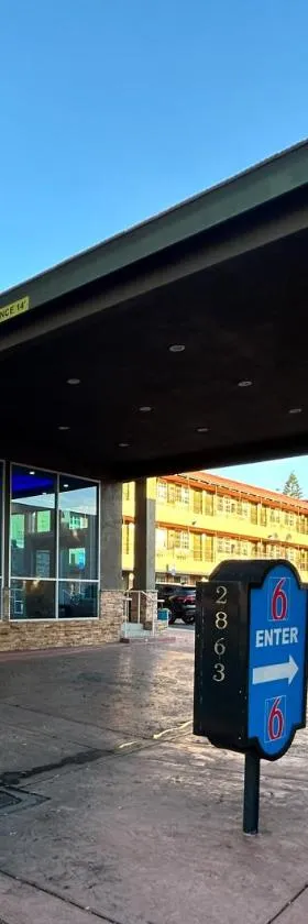 Motel 6 Pasadena, CA Old Town Pasadena Area，位于帕萨迪纳的酒店