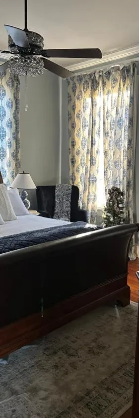 Jenny's Downtown Hideaway Bed and Breakfast，位于劳雷尔的酒店