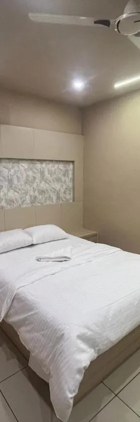 Famstay and healthclub，位于坎努尔的酒店