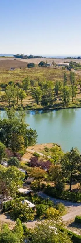 Les Auzerals camping du lac，位于Rabastens的酒店