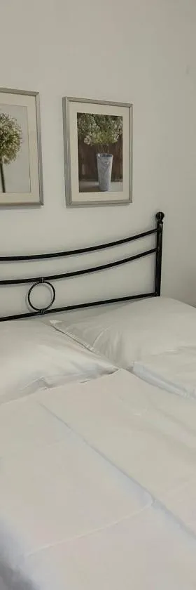 A cosy basement apartment，位于伏尔塔瓦河畔赫卢博卡的酒店