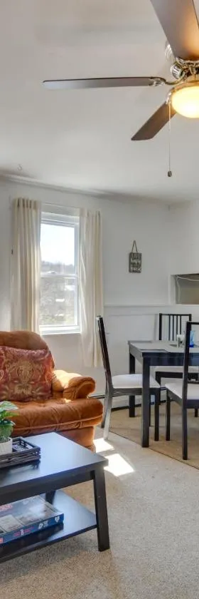 Oakland Apt on Messalonskee Lake with Dock Access!，位于沃特维尔的酒店