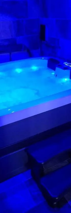 Hébergement avec SPA privatif，位于Loos-en-Gohelle的酒店