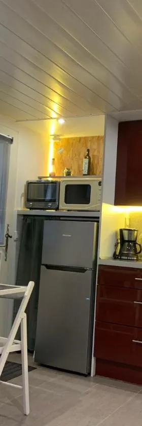Charmante petite maison en pierre, avec accès autonome，位于萨蒂列乌的酒店