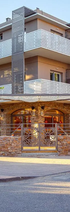 Hôtel La Ménado，位于滨海卡瓦莱尔的酒店