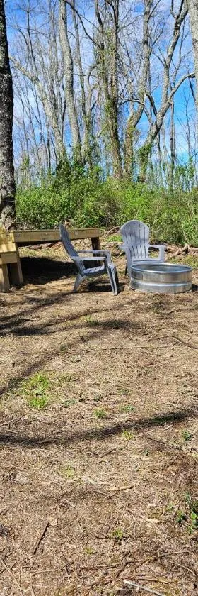 Cardinal Cove Campsite at Hocking Vacations - Tent not included，位于洛根的酒店