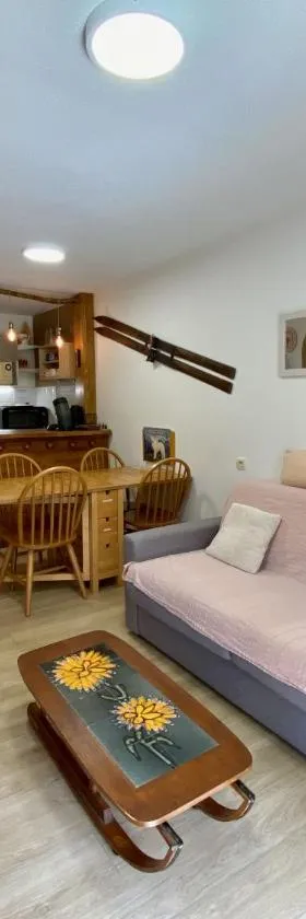 Charmant Logement de plein pied avec piscine 2*，位于卢登维耶尔的酒店